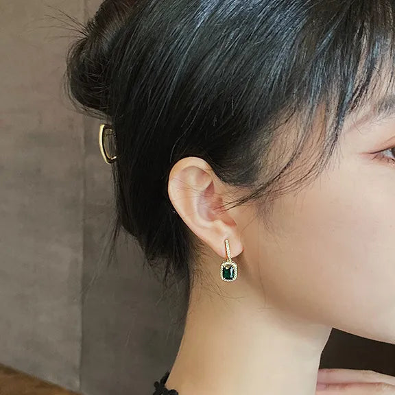 Sleek Emerald Oval